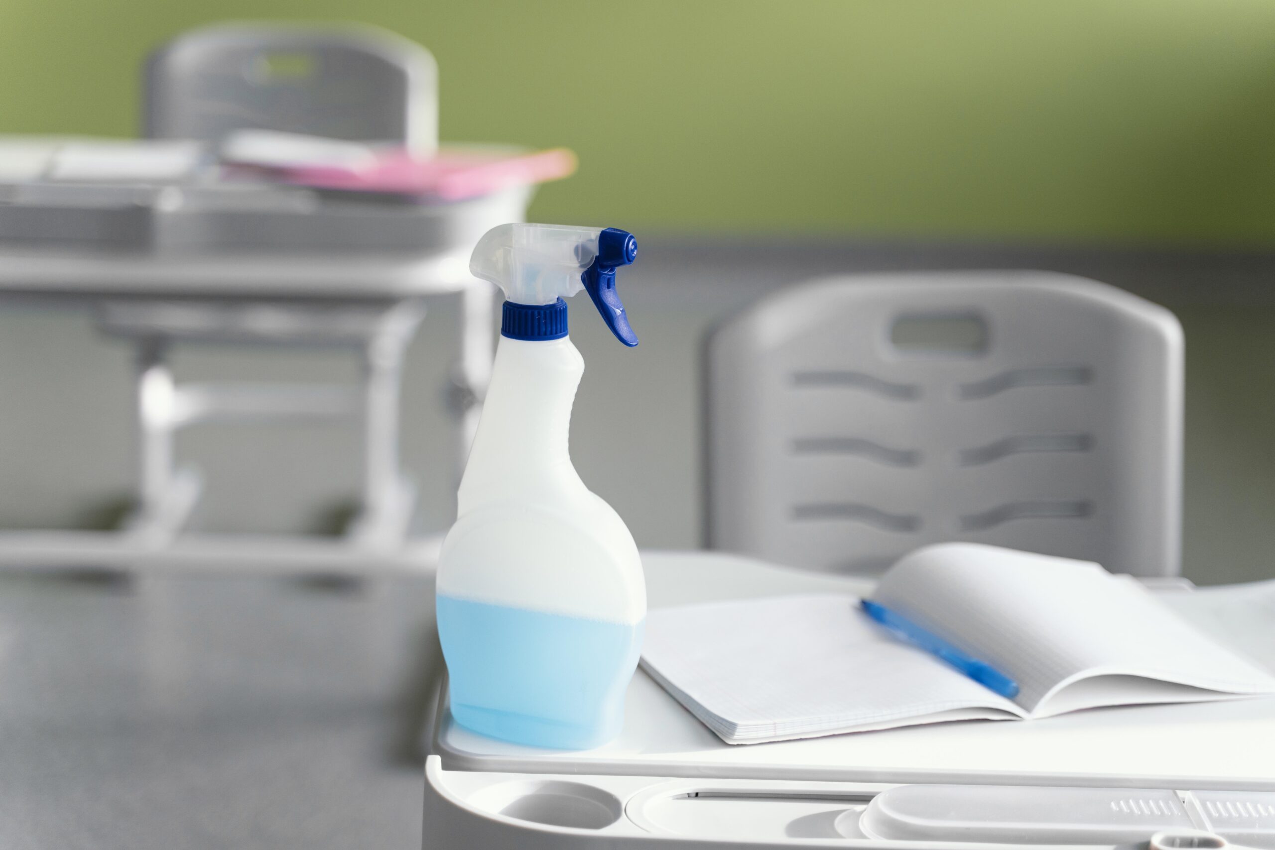 front view cleaning solution school bench scaled Feesauberkeit Inh. Yadviha Saviankova